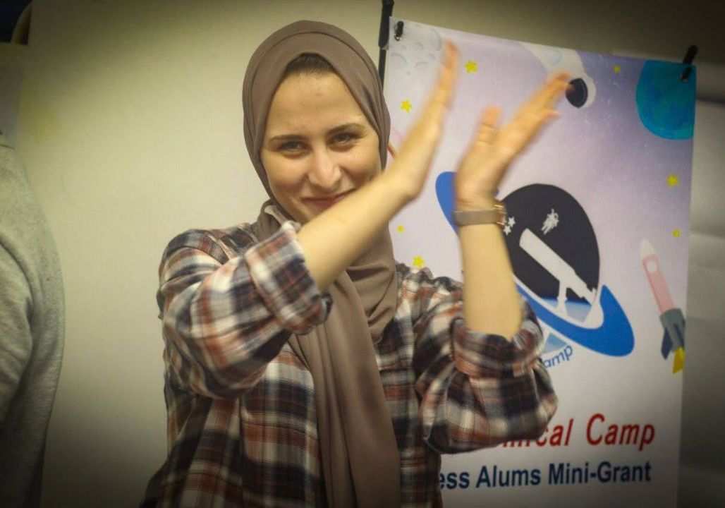 Saja Redwan clapping while mentoring during an astronomy programme for chidren.